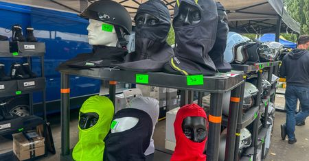 Łódź: Kurtki skórzane, ramoneski i spodnie motocyklowe. Przegląd odzieży i cen na Moto Weteran Bazarze
