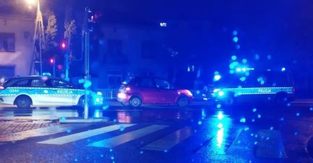 Potrącenie na oznakowanym przejściu. Jedna osoba trafiła do szpitala