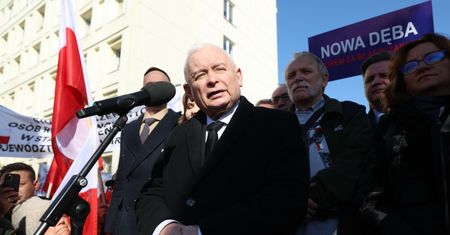 PiS protestuje przed prokuraturą. "Tu jest Polska"
