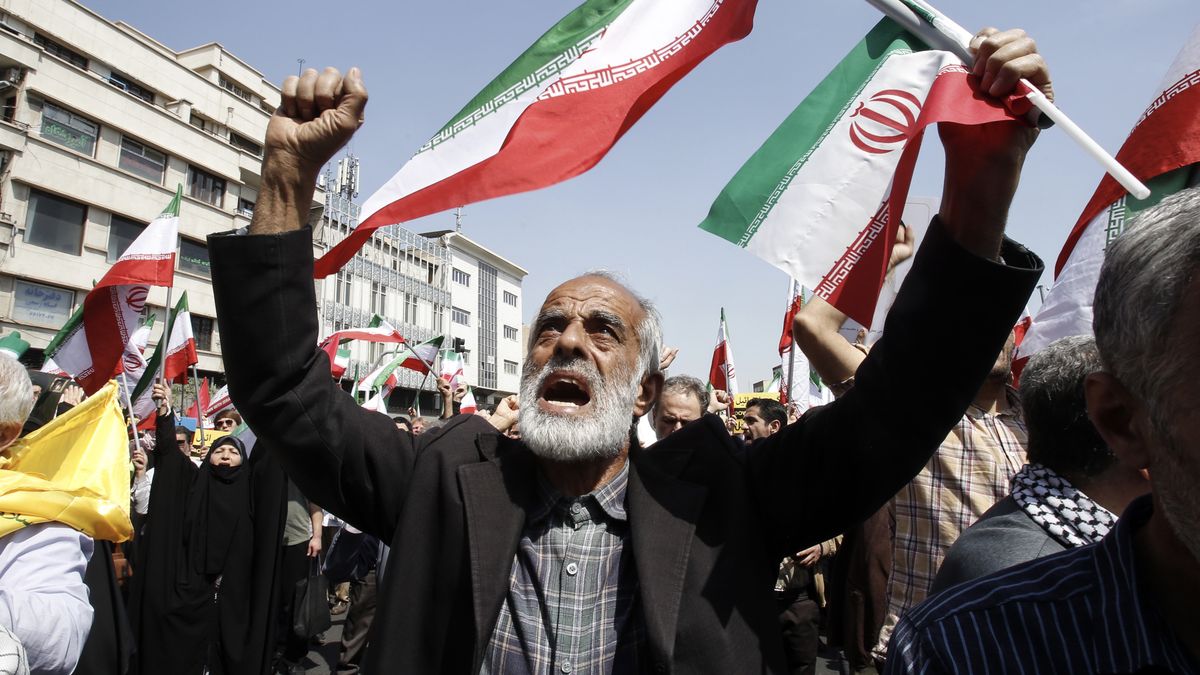 Na zdjęciu demonstrujący z irańskimi flagami podczas antyizraelskiego wiecu w Teheranie