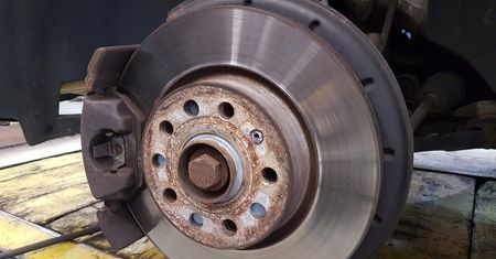 Mechanik w szoku. Pokazał zdjęcie klocków i tarcz hamulcowych