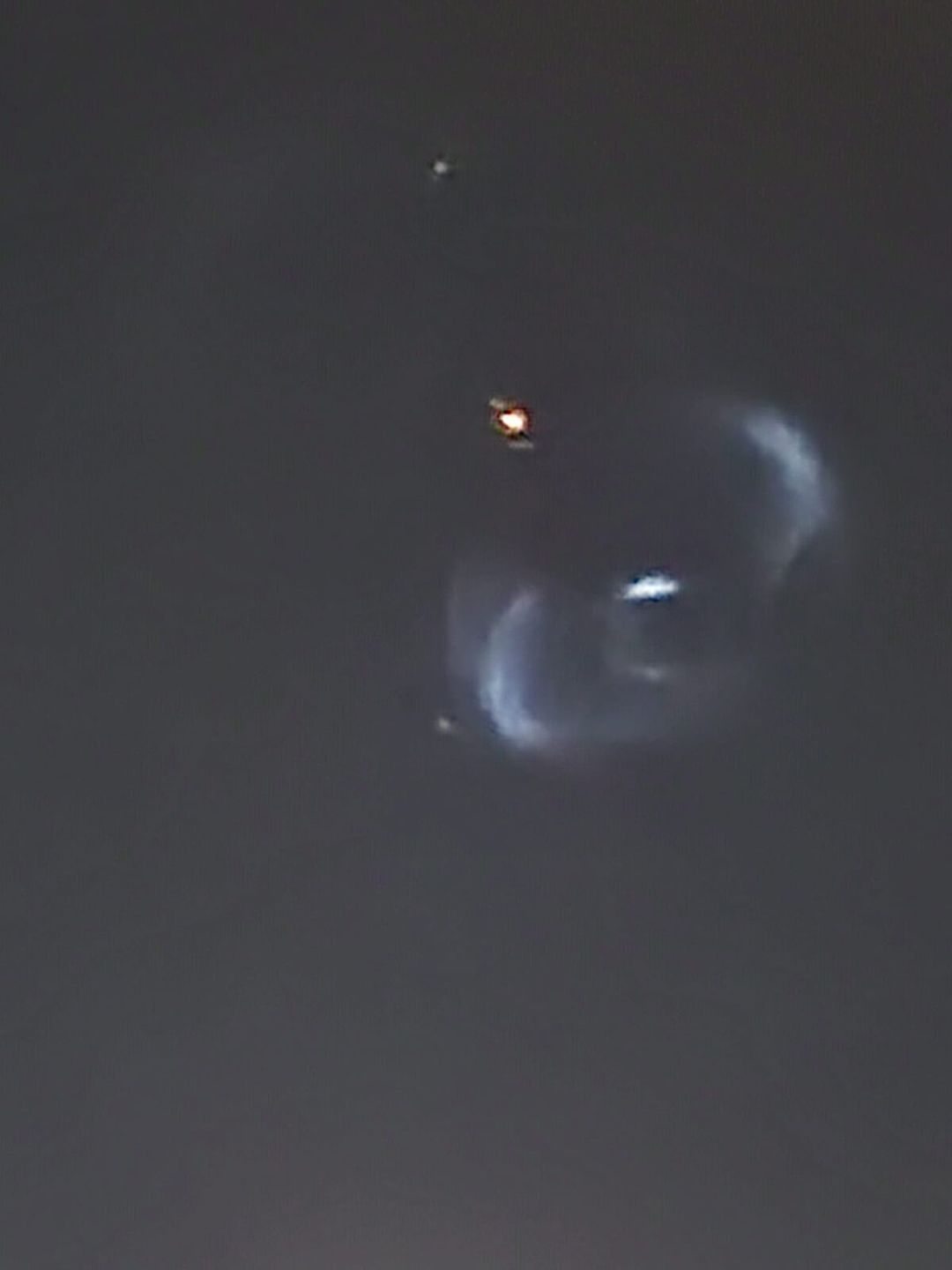 Rakieta Ariane 6 na nocnym niebie