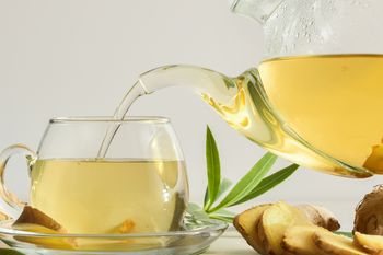 Popularna woda imbirowa. Czy to faktycznie najlepszy napój "na wszystko"?