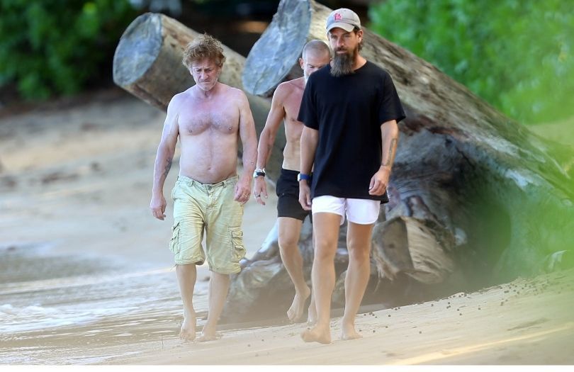 Sean Penn spaceruje po plaży z szefem Twittera i izraelskim finansistą