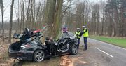 Nieudany manewr wyprzedzania, mercedes uderzył w drzewo. Kierowca zginął na miejscu