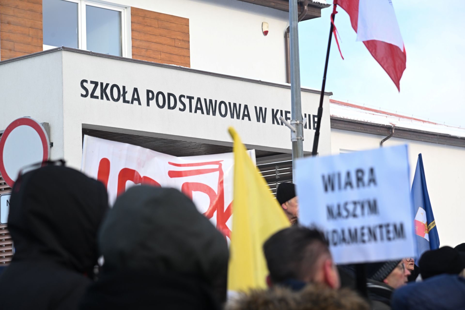 wiadomości,aktualności,WP Wiadomości Nauczycielka miała wyrzucić krzyż do kosza. Protest przed szkołą