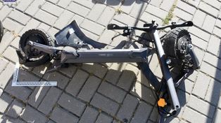 Wypadek w Zamościu. 15-latek na hulajnodze uderzył w Toyotę i trafił do szpitala