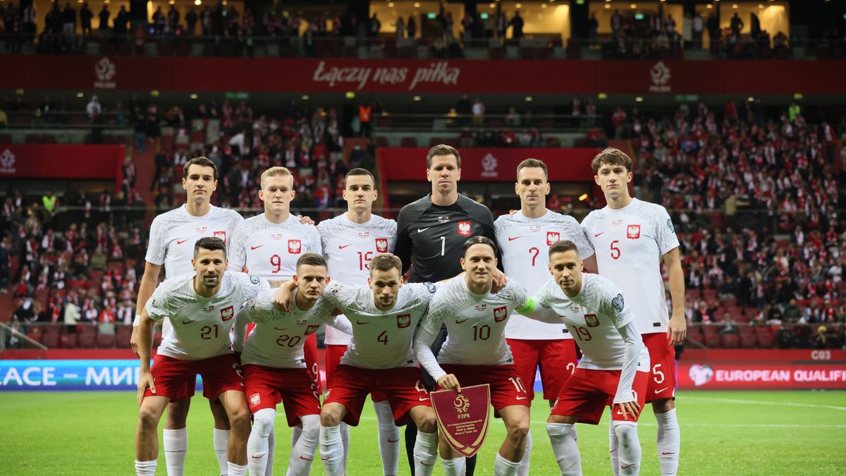 Warszawa, 15.10.2023. Zawodnicy reprezentacji Polski pozują do zdjęcia przed meczem eliminacyjnym grupy E piłkarskich mistrzostw Europy z Mołdawią, 15 bm. w Warszawie. (js) PAP/Leszek Szymański