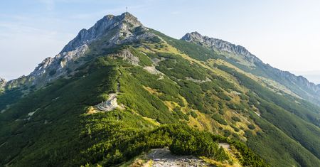 Tatry. Baner Strajku Kobiet na krzyżu na Giewoncie