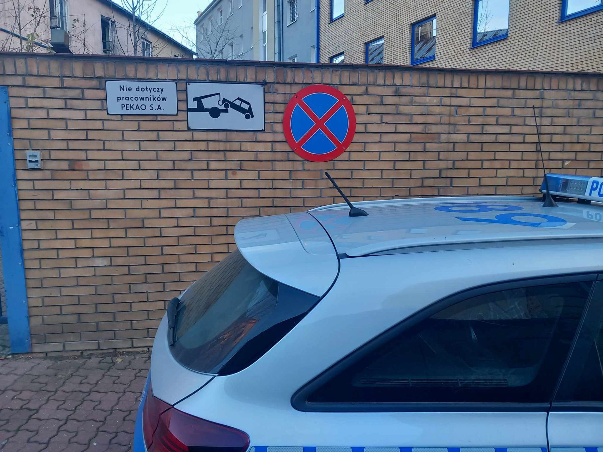 Radiowóz zaparkowany na "zakazie" pod bankiem