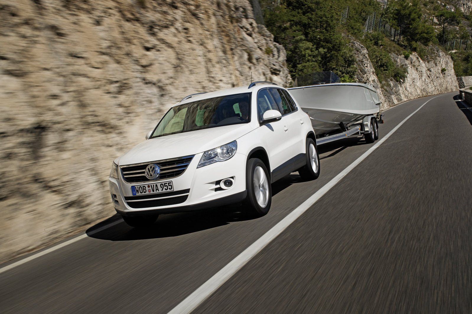 Volkswagen Tiguan nadaje się do holowania przyczep. Najlepiej z mocnym dieslem i przekładnią manualną.