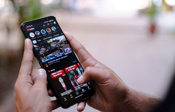 YouTube płaci twórcom miliony za odmowę współpracy z Netflixem