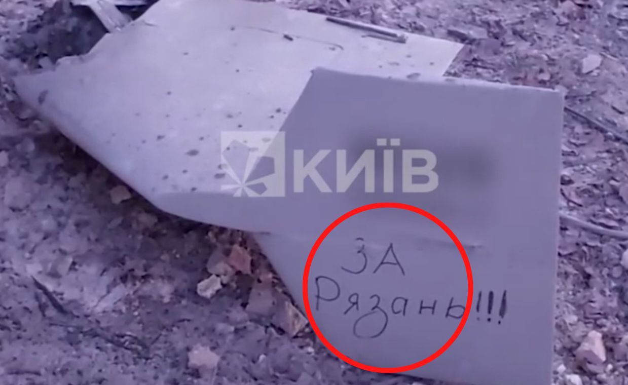 Odkrycie na dronie, który spadł na Kijów. Uwagę zwraca jeden napis