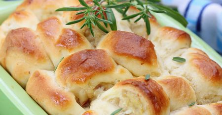 Bez Thermomixa też idzie jak z płatka. Rwany chlebek czosnkowo-ziołowy przygotujesz w prosty sposób