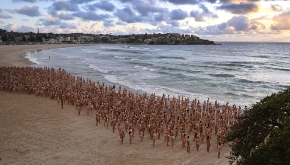 2,5 tysiąca Australijczyków wzięło w sobotę udział w sesji fotograficznej na plaży. Zdjęcie towarzyszyć będzie kampanii dotyczącej raka skóry