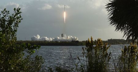 Nowe satelity Starlink już na orbicie. Kosmiczny pociąg coraz dłuższy