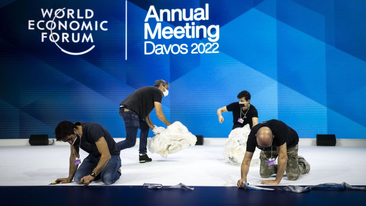 Workers set the stage prior to the annual meeting of the World Economic Forum (WEF), in Davos, Switzerland, 21 May 2022. The forum begins 22 May, after being postponed due to the COVID-19 outbreak and rescheduled to early summer. EPA/GIAN EHRENZELLER Dostawca: PAP/EPA.