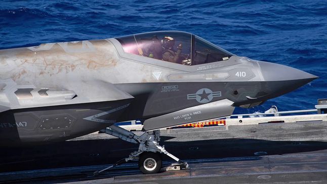 F-35C - widoczne przebarwienia powłoki antyradarowej, jaką pokryty jest samolot