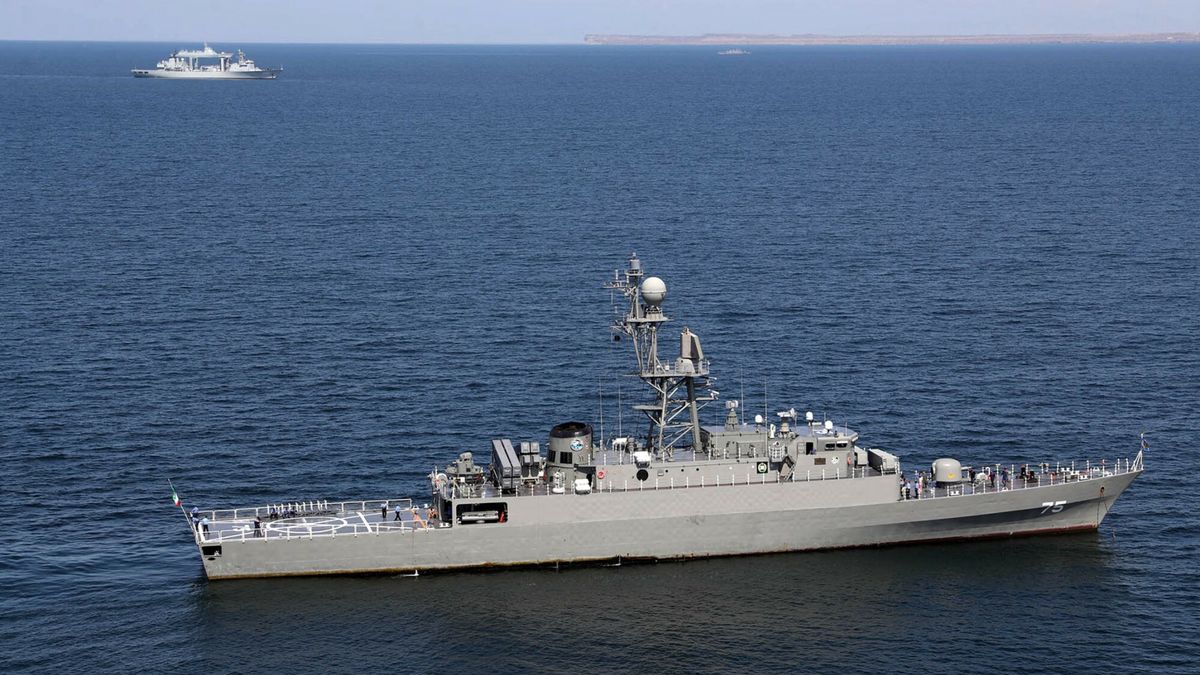 ?wiczenia wojskowe Maritime Security Belt 2024 w Zatoce Oma?skiej
This handout picture provided by the Iranian Defence Ministry on March 12, 2024 shows the Islamic Republic of Iran Navy frigate IRIS Dena (75) at sea during the "Maritime Security Belt 2024" combined naval exercise between Iran, Russia, and China in the Gulf of Oman. The military activities -- to be conducted from March 11 through 15 -- are aimed at "jointly maintaining regional maritime security", according to a statement published on social media platform WeChat by China's defence ministry. The joint exercises coincide with soaring tensions in the region as the war in Gaza rages and Iran-backed Huthi rebels in Yemen have launched a flurry of attacks on ships in the Red Sea. (Photo by Iranian Army office / AFP) / RESTRICTED TO EDITORIAL USE - MANDATORY CREDIT "AFP PHOTO / IRANIAN DEFENCE MINISTRY" - NO MARKETING NO ADVERTISING CAMPAIGNS - DISTRIBUTED AS A SERVICE TO CLIENTS
-
