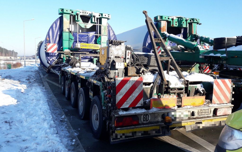 Transport wiatraków blokował parking.