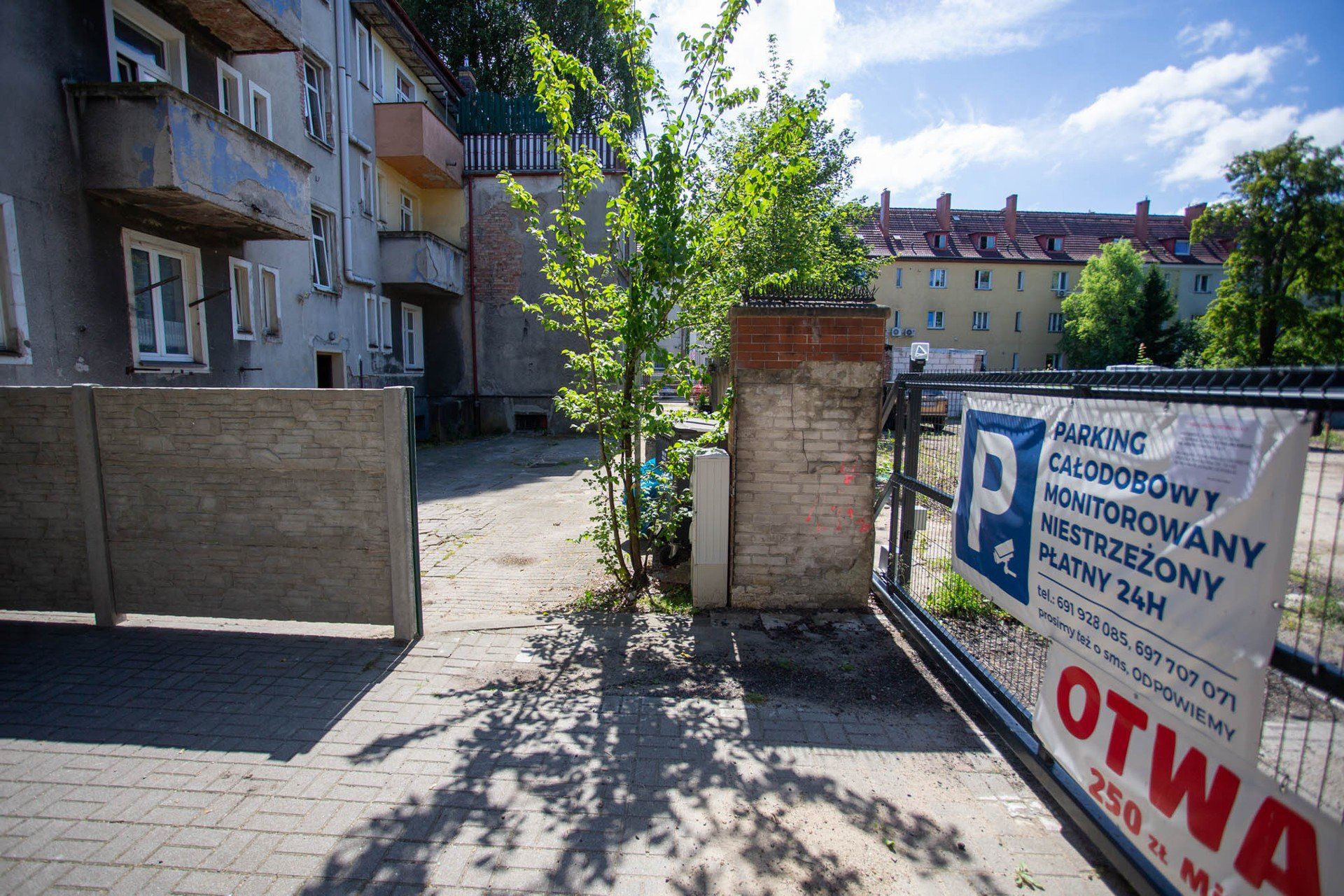 Betonowy mur uniemożliwia mieszkańcom kamienicy wjazd na własne podwórko