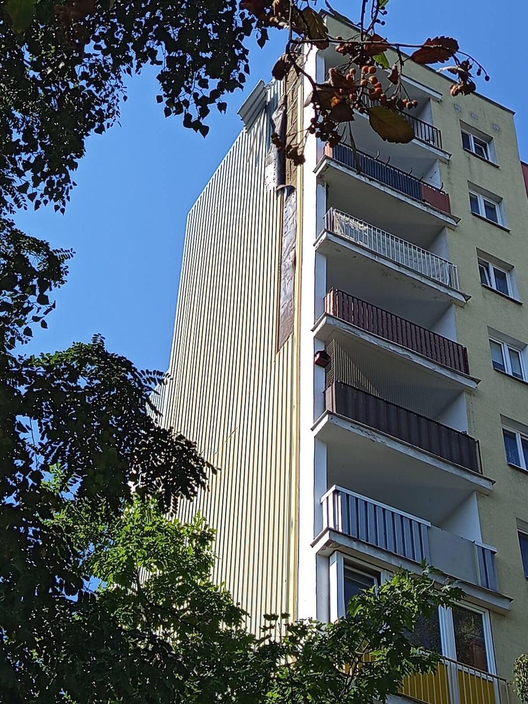 Oderwany fragment blaszanej elewacji bloku przy ul. Herberta