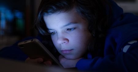 Uzależnienie od telefonu - jak zarządzać czasem spędzonym przy ekranie?