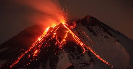 Wulkan Etna znowu aktywny. Zobacz przepiękne zdjęcia erupcji