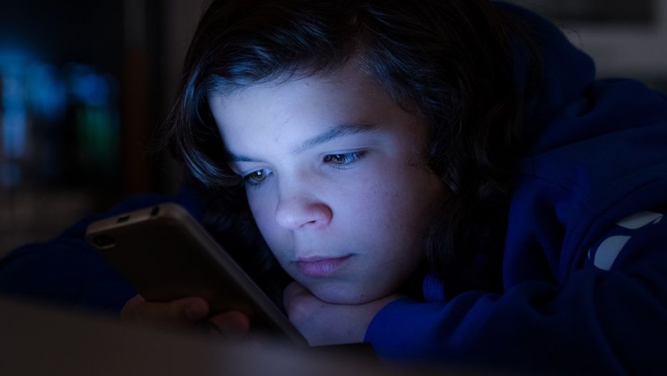 Uzależnienie od telefonu powoduje szereg negatywnych skutków dla zdrowia i rozwoju dziecka