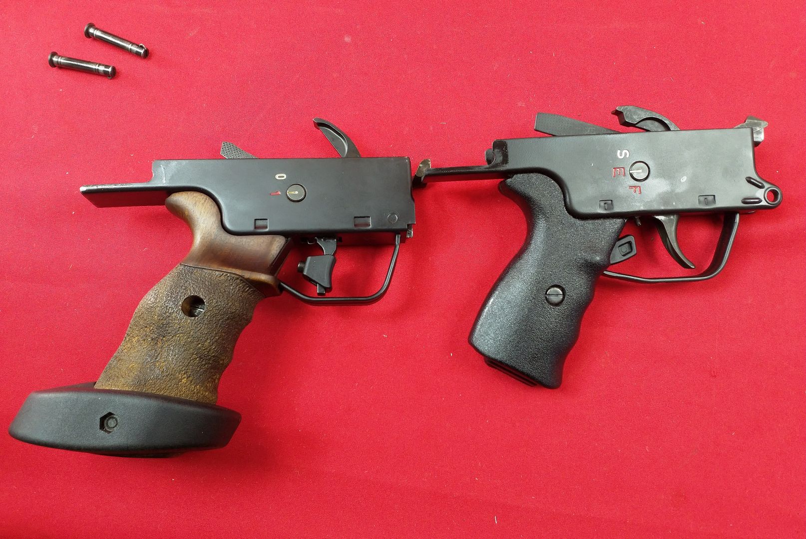 Komora spustowa karabinu snajperskiego HK PSG1 po lewej na tle komory ze zwykłego HK G3 po prawej.