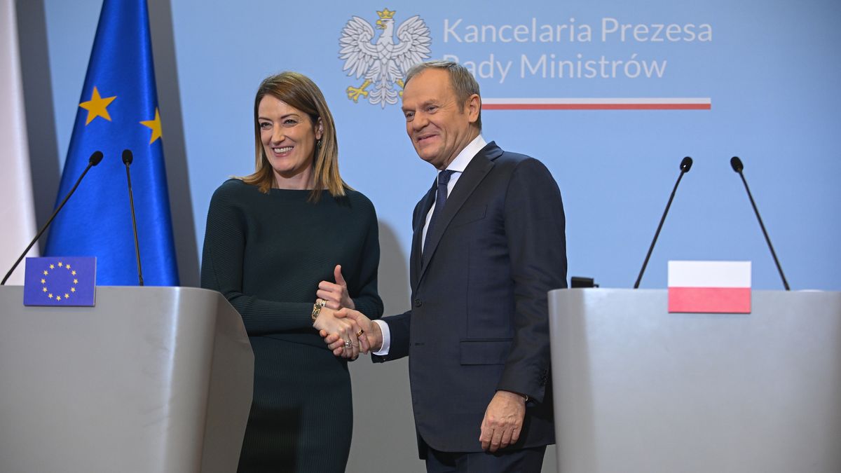 Warszawa, 05.12.2024. Premier Donald Tusk (P) oraz szefowa Parlamentu Europejskiego Roberta Metsola (L) podczas wspólnej konferencji prasowej, po spotkaniu w Kancelarii Prezesa Rady Ministrów w Warszawie, 5 bm. Przewodnicząca Roberta Metsola jest z jednodniową wizytą w Polsce, w związku z nadchodzącą prezydencją naszego kraju w Unii Europejskiej. (mr) PAP/Marcin Obara
