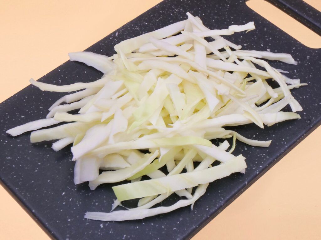 Kroję kapustę.