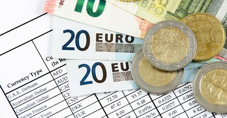 Kursy walut. Produkcja runęła, a złoty trzyma się mocno