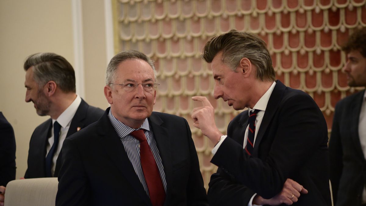 Warszawa, 24.01.2024. Minister kultury i dziedzictwa narodowego Bartłomiej Sienkiewicz (L) przed posiedzeniem rządu, 24 bm. w KPRM w Warszawie. Rząd zajmie się m.in. projektem dotyczącym dostępu bez recepty do antykoncepcji awaryjnej, czyli tzw. pigułki "dzień po�. Stosuje się ją w przypadkach nagłych, np. gdy zastosowana metoda antykoncepcji zawiodła. (aldg) PAP/Marcin Obara