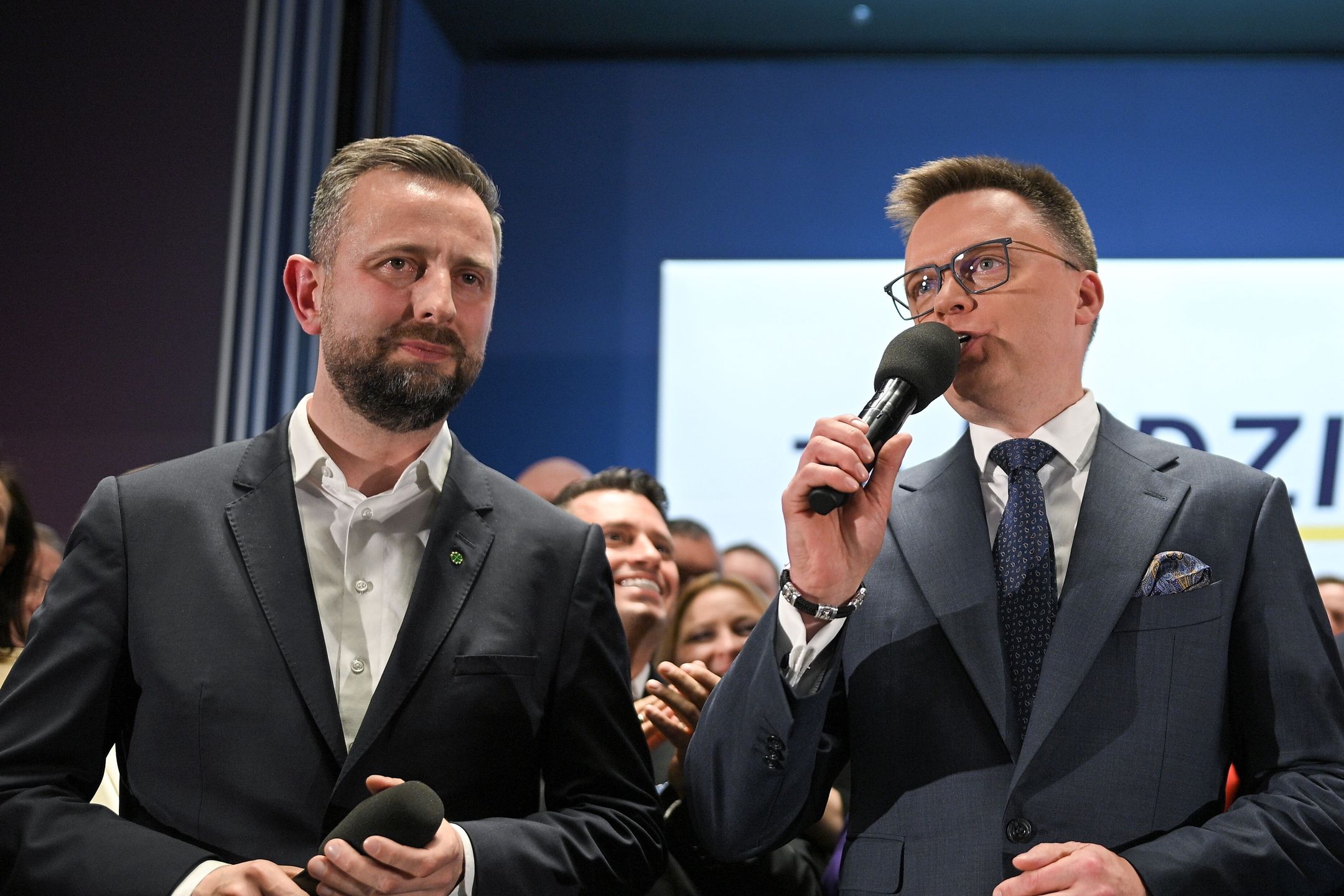 Warszawa, 18.05.2025. Wybory prezydenta RP - I tura. Kandydat Trzeciej Drogi, marszałek Sejmu Szymon Hołownia (C) z żoną Urszulą (P) i wicepremier, minister obrony narodowej Władysław Kosiniak-Kamysz (L) w sztabie wyborczym w Warszawie, 18 bm. Zakończyło się głosowanie w I turze wyborów prezydenta RP. (mr) PAP/Marcin Obara