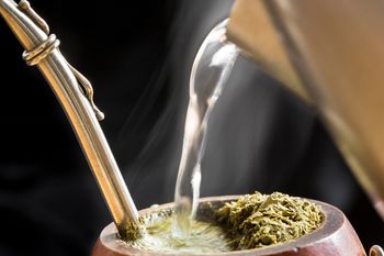 Pij od razu po przebudzeniu. Jelita ci za to podziękują