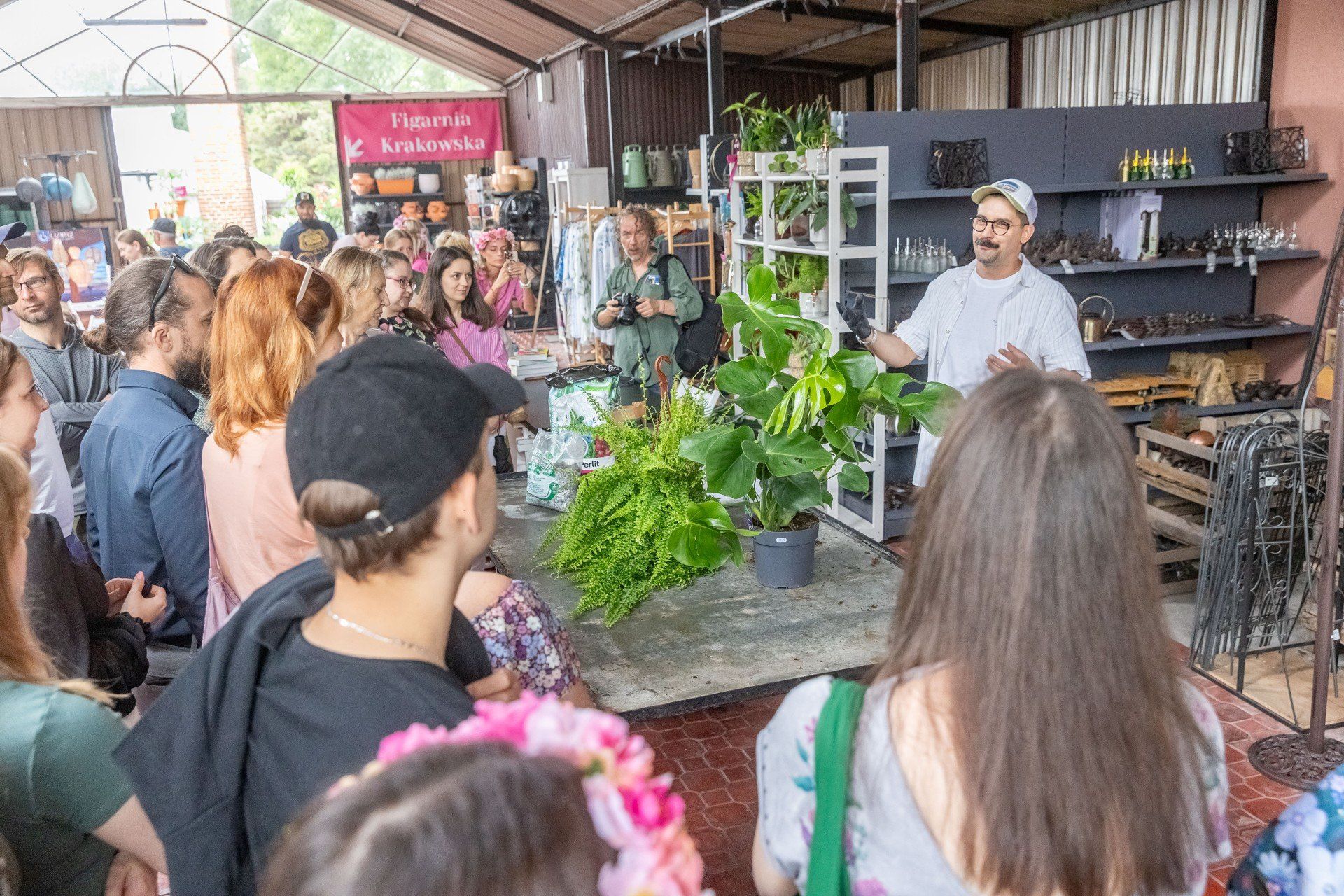 Letnie garden party w znanym i szczególnym sklepie ogrodniczym w krakowskim Łobzowie trwa w niedzielę jeszcze do godz. 21
