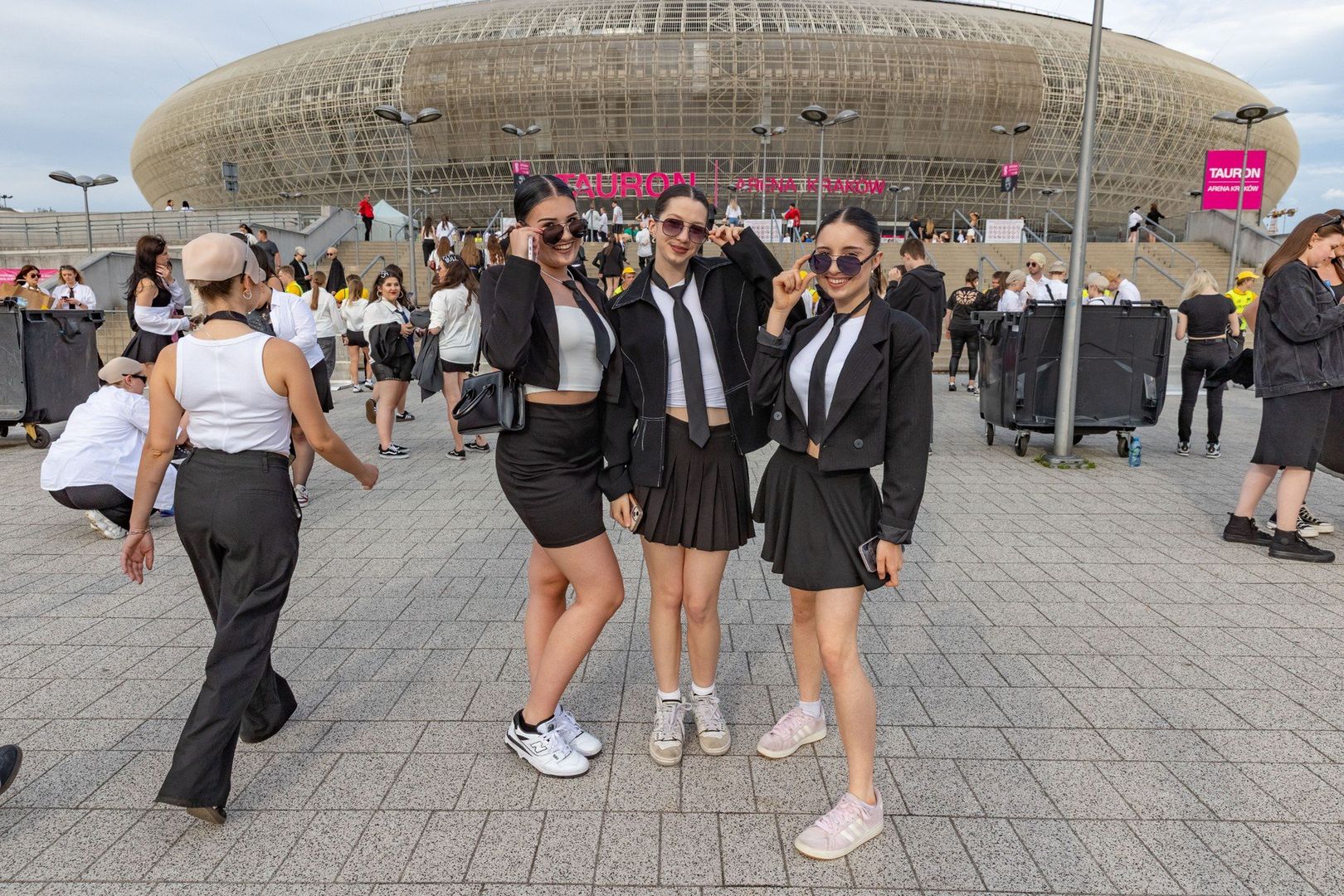 Fani przed drugim krakowskim koncertem Pitbulla. Tauron Arena, 24 czerwca 2025