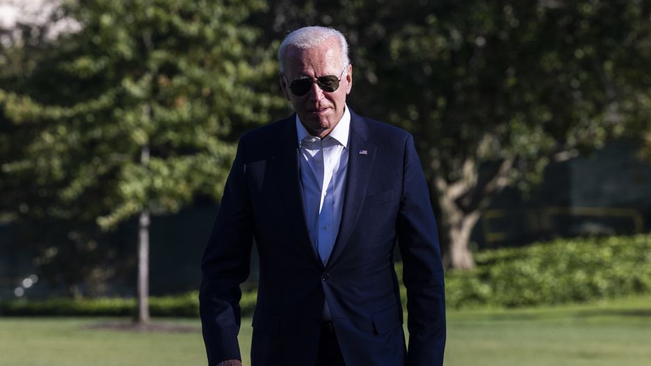 epa09490611 US President Joe Biden returns to the White House from Camp David, in Washington, DC, USA, 26 September 2021.  EPA/JIM LO SCALZO Dostawca: PAP/EPA.