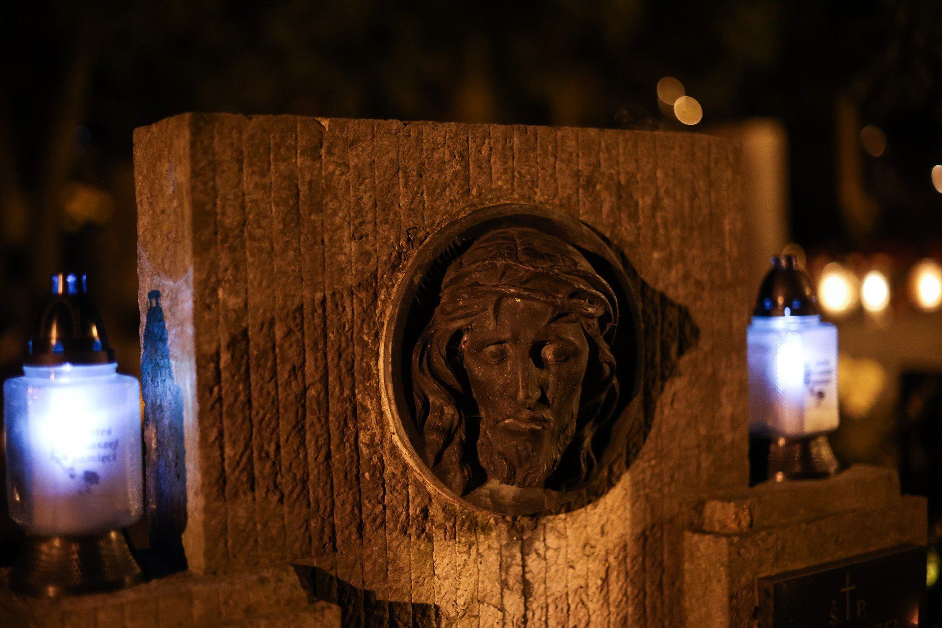 Cmentarz Podgórski wieczór przed dniem Wszystkich Świętych