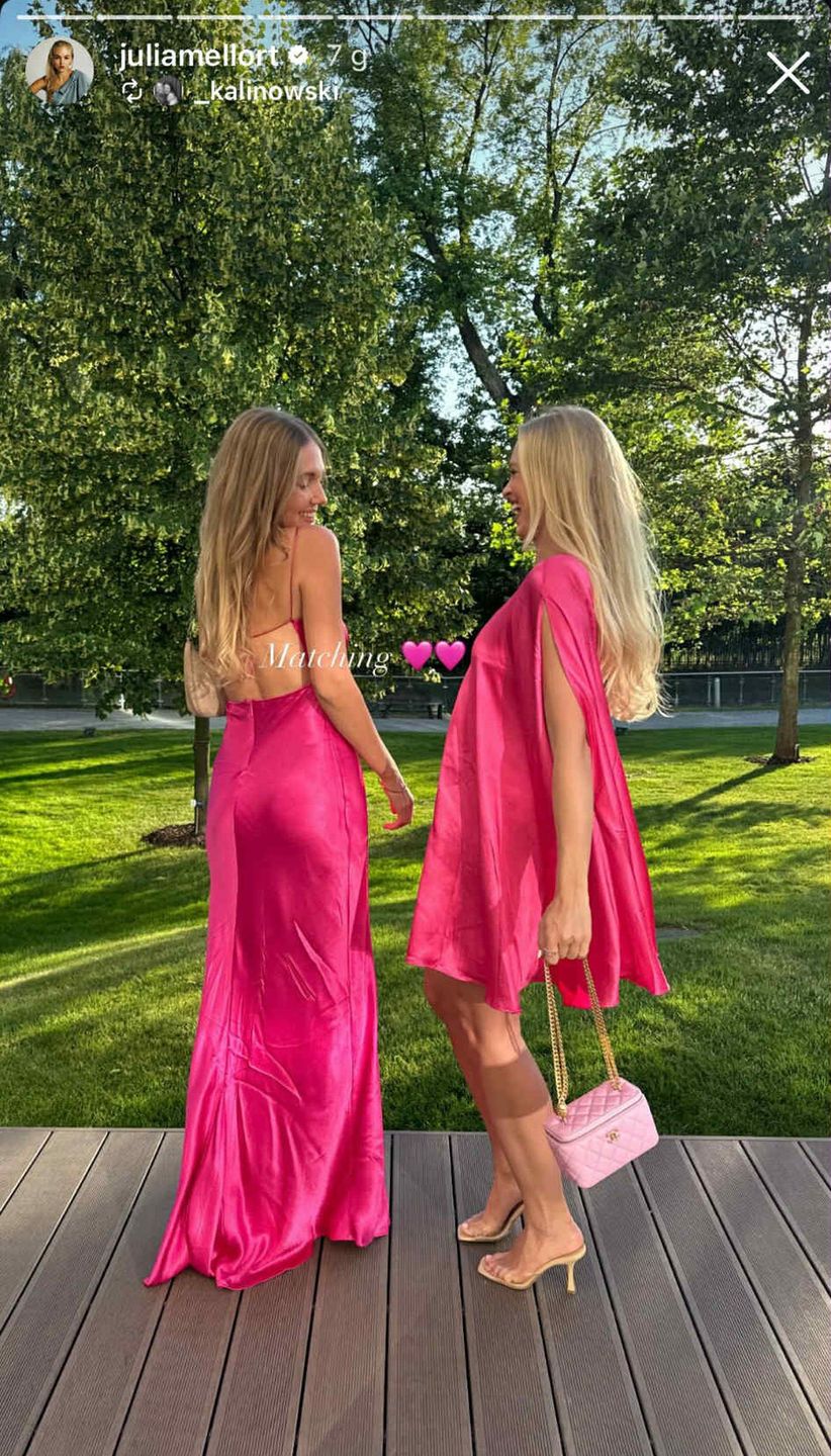 Julia Tychoniewicz w różowej mini 