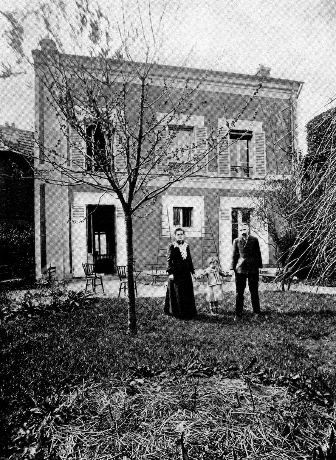 Maria i Piotr Curie w ogrodzie za paryskim domem. Zdjęcie z 1908 roku.