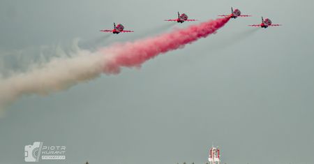 Trwają odloty ekip z Air Show. Zespół Red Arrows oddał hołd "Slabowi"