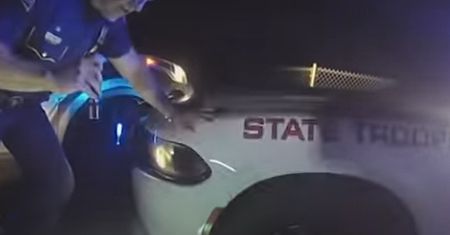 Policja twierdziła, że zginął w wypadku. To nieprawda. Ameryka wstrząśnięta