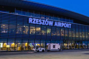 Awantura na pokładzie. Straż Graniczna wyprowadziła pięciu Izraelczyków z samolotu