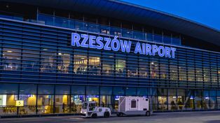 Awantura na pokładzie. Straż Graniczna wyprowadziła pięciu Izraelczyków z samolotu