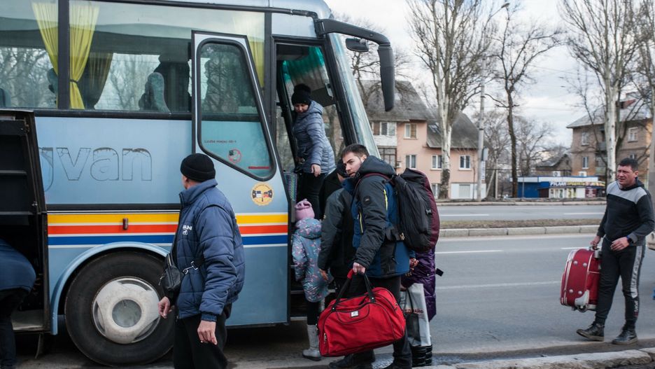Ewakuacja rosyjskojęzycznych cywili z kontrolowanego przez separatystów Doniecka do Rostowa w Rosji