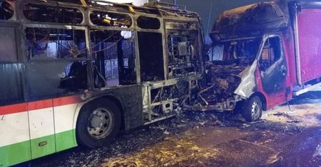Był autobus, jest wrak. Pojazd zapalił się, gdy uderzył w niego dostawczak. Sprawca ukarany wysokim mandatem [DUŻO ZDJĘĆ]