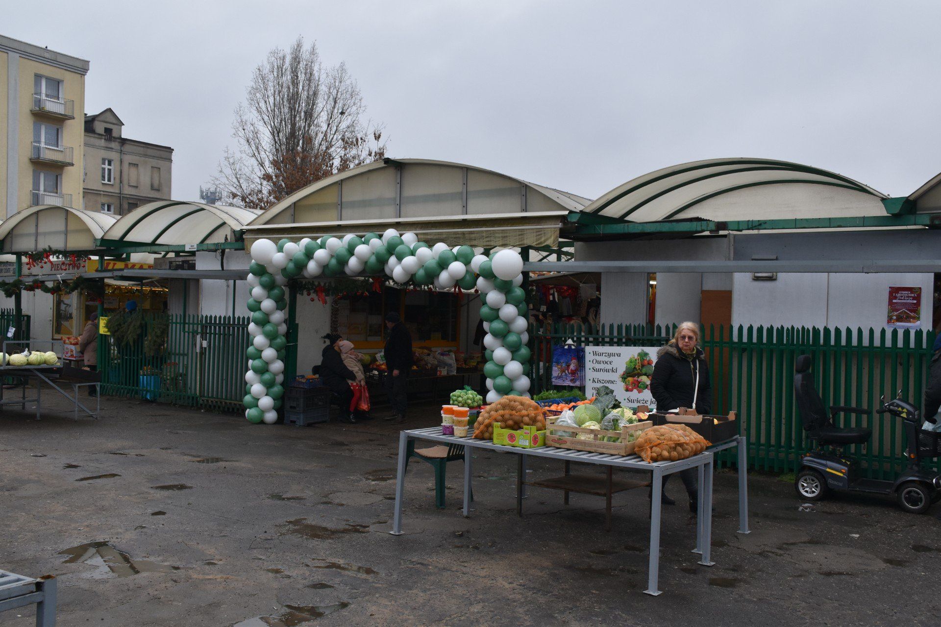 Część wiat i straganów na fragmencie od ulicy 3 maja została rozebrana, ale nie zniknął handel. Kupcy, którzy nadal prowadzą swoje stoiska przenieśli się na pozostałą część. W miejscu rozebranych wiat powstał parking.