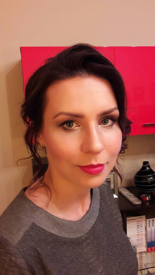 Dr Elżbieta Pawlak-Hejno to specjalistka od savoir-vivre. Pracuje w Zakładzie Komunikacji Społecznej. Absolwentka filologii polskiej oraz podyplomowych studiów z zakresu retoryki stosowanej, kompetencji menedżerskich oraz promocji nauki. Pasjonatka savoir-vivre, storytellingu, retoryki i historii kobiet.